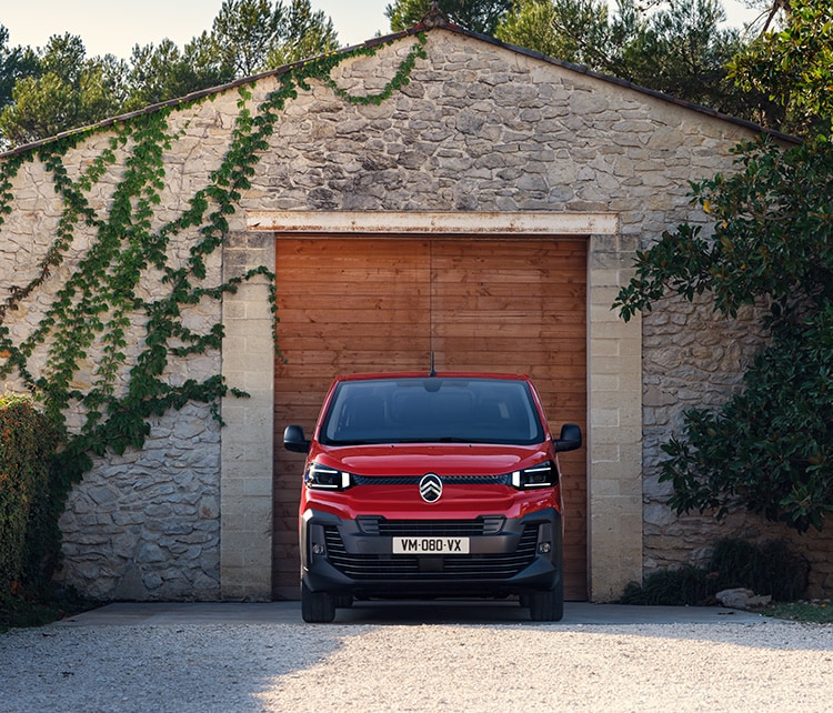 New ë-Jumpy red in front of the garage door
